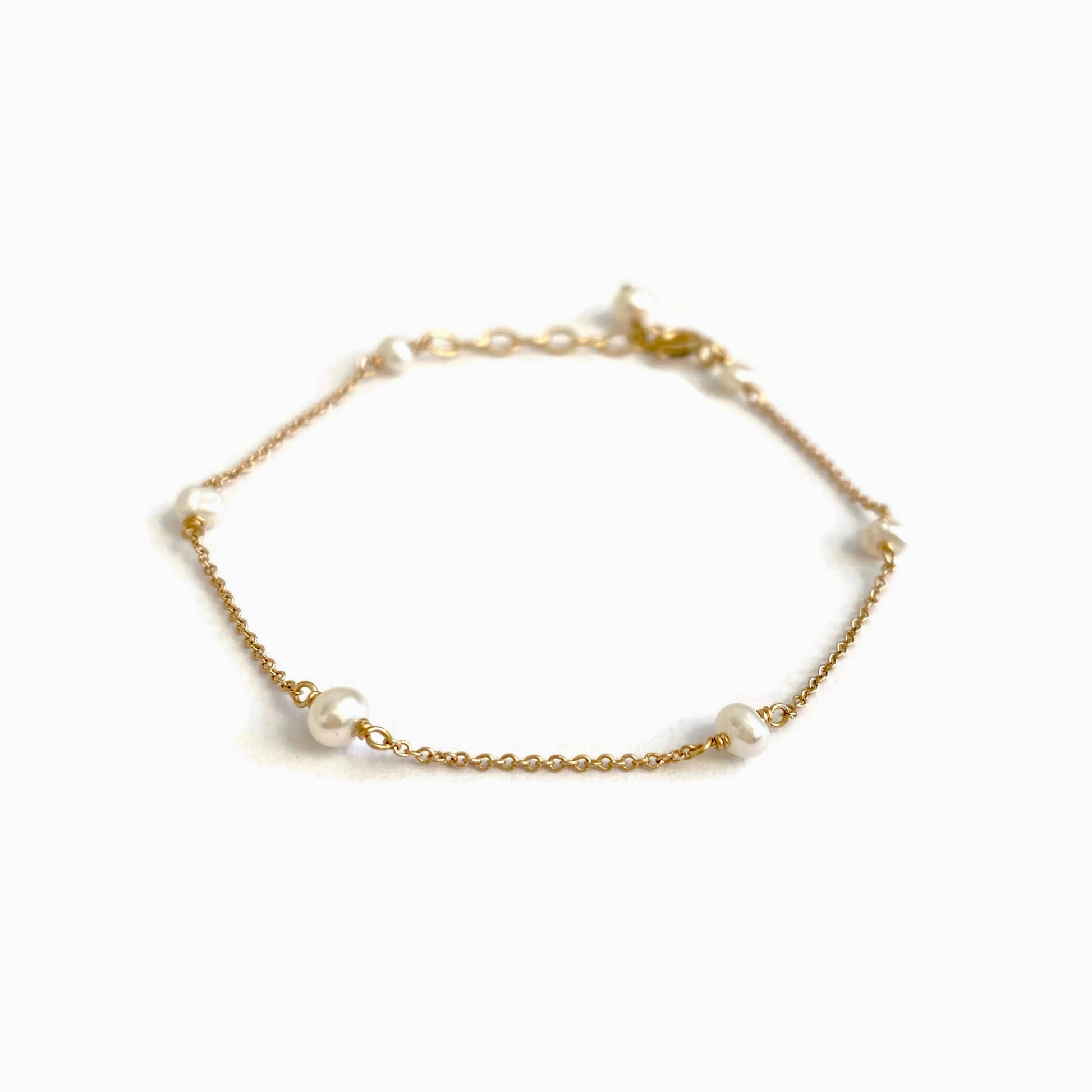 This is a fresh water pearl bracelet. It's for people who enjoy minimal and dainty style.