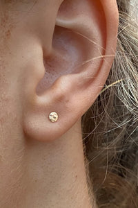 This is a 14k solid gold hammer texture dot earring in 3mm. 