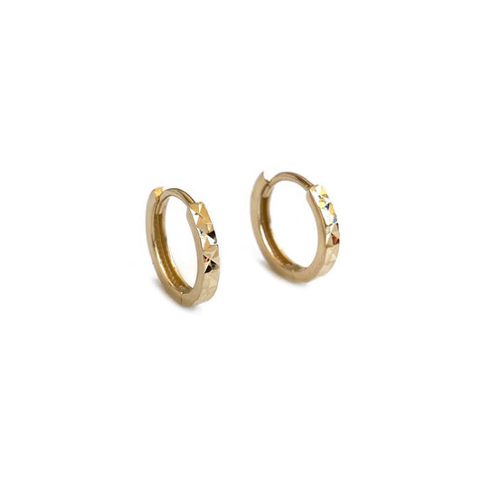 This is 14K Gold Diamond Cut Huggie Earrings that are made of 14k solid gold