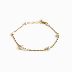 This is a fresh water pearl bracelet. It's for people who enjoy minimal and dainty style. 